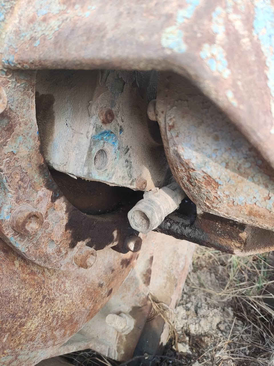 خنزيره المانيه 8*8جبنه بشاره نحاس ومجموعه الجبنه هم نحاس الصناعه المانيه وتفاصيل علئ لوحه معلومات الخنزيره هاي نعم، من الرموز الظاهرة على اللوحة أصبحت الصورة أوضح، وهذه البيانات تشير بشكل مباشر إلى مضخة ماء صناعية كبيرة (Centrifugal Water Pump) وليست محركاً.
✔ تفصيل الرموز الموجودة على اللوحة:

اللوحة مكتوب عليها تقريباً:

NTF20U – …

DM20

400 M³/HR

7M

1750 (غالباً عدد دورات المحرك RPM)

✔ التفسير:

🔹 400 M³/HR

تعني قدرة ضخ 400 متر مكعب بالساعة — وهذه قدرة عالية جدًا تدل على مضخة كبيرة كانت تستعمل في:

مشاريع الماء

محطات ضخ

الري

مشاريع حكومية

🔹 7M

تعني Head = 7 meters
أي ارتفاع الضخ (ضغط الماء) حوالي 7 أمتار.

🔹 DM20

غالباً رقم موديل داخلي للمضخة.

🔹 NTF20U

هذا نموذج غالباً تابع لشركة N.T.F أو NTF Pumps وهي شركات كانت تصنع مضخات صناعية للري ومحطات المياه.

🔹 1750 RPM

تعني أن المضخة تعمل مع محرك كهربائي 1750 دورة/دقيقة (محركات 4-pole).

---

✔ النتيجة النهائية

القطعة التي لديك هي مضخة طرد مركزي (Centrifugal Pump) ذات قدرة عالية، غالباً كانت تُستخدم في:

محطات سقي

محطات نقل مياه

مشاريع حكومية للري

وليست محركاً أو صندوق تروس.

---

📌 إذا تريد أعرف نوعها بدقة (الشركة – سنة التصنيع – النوع الكامل)

أحتاج صورة كاملة للمضخة من:

الجانب

الأمام (فتحة السحب والدفع)

مكان دخول العمود (shaft)

وأعطيك نوعها ومكان استخدامها بالضبط.
Dellmeco
ترجمتها: ديلميكو

وهي اسم شركة ألمانية 

/مكاني بابل مشروع المسيب.
رقمي ***********
