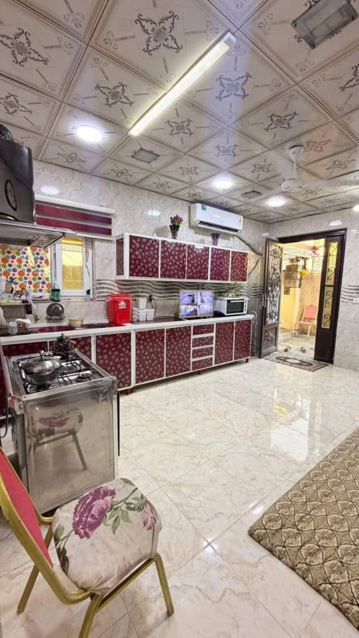 السلام عليكم
دار للبيع في حي الجامعه ركن بطحي
مساحة 200 متر خلف الاسره مول 
الواجة 20 والنزال 10 
مكون الدار من 3 غرف نوم 
صالة+ استقبال 
مطبخ + كراج 
منور + مجوعه صحية 
للاستفسار الاتصال
***********
