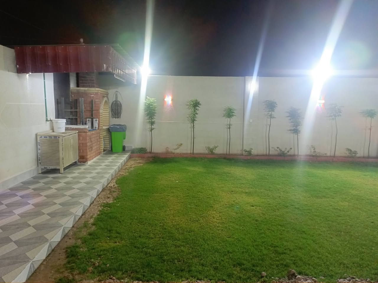 قطعه ارض للبيع بها بناء حديقه مساحه 360 متر موقع حي الازدهار***********
