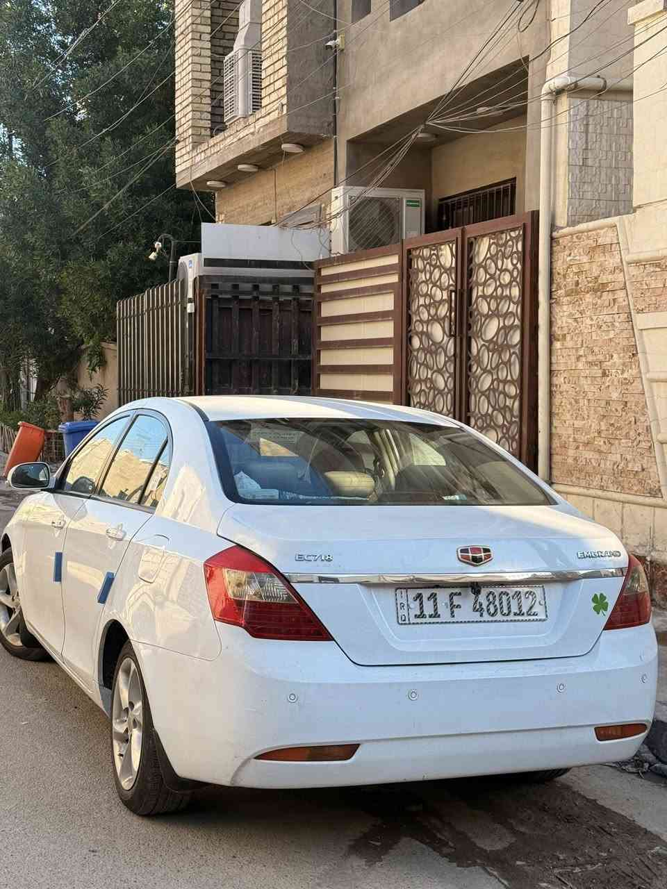 السلام عليكم 
ام كراند ٢٠١٢ للبيع السعر ٦٠ 
سيارة بلادية 
صدر امامي خلفي جديد 
بيهة زوج تايرات جديد 
سيارة نشطة كلش
ادامة عامة مسويلهة 
لا دوانز ولا رجفه 
بارد بلجاملغ عكس سائق امامي ومصلح ممبين وباقي سيارة ولا ضربة 
افحص سونار وخذ 
ماشية ١٧٣
للأتصال
***********
بغداد حي الجهاد
