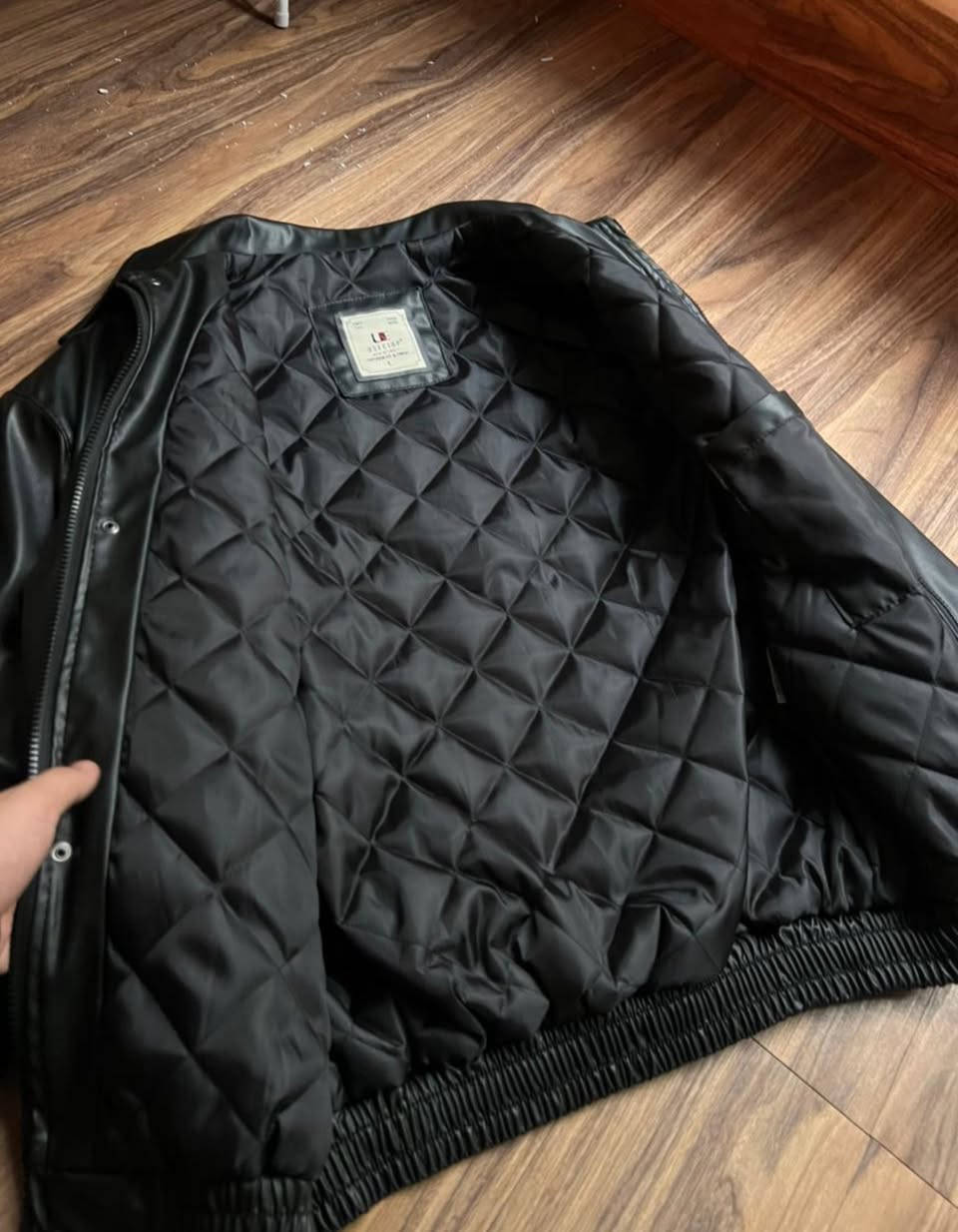 NewO2
قمصلة جلد تركي 

‎قابلة على التجفيف السريع  ماركة فاخر الصُنع ذات  

‎جودة عالية جداً وتصميم عصري يمتاز بالراحة اثناء الاستخدام 

‎متوفر  كما موضح بالصور

————————
العنوان المحل :الصويرة شارع النجمة مجاور اسواق بيت صخي داخل الفرع ازياء O2

‎‏‎
التواصل على الخاص آو مراسلة على واتساب  او الاتصال على الرقم 
***********
