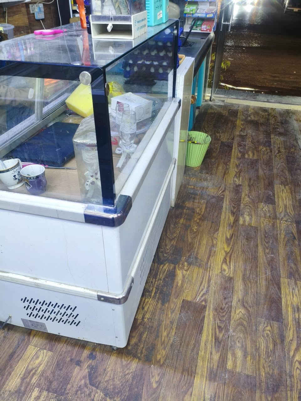 سلام عليكم.  2 مجمدات بطحيه 
+ ميز مكتبي +2 كراسي جلد +2 بلاستك
+ عارضه طرشي أو  براد مقبلات + رفوف تركي تضيفات. 40 قطعه. 
السعر الكلي  1100.  وبي مجال بسيط 

***********
***********
