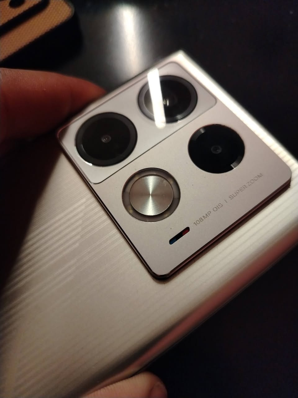 السلام عليكم هاتف للبيع رقم الهاتف ***********  السعر 195 قفل العنوان نجف غراضه كامله
📱 Infinix Note 40 Pro 5G
🔹 الشاشة:
AMOLED منحنية بحجم 6.78 إنج
دقة FHD+ مع معدل تحديث 120Hz
سطوع عالٍ وتجربة مشاهدة سلسة
🔹 المعالج:
MediaTek Dimensity 7020 (تقنية 6 نانومتر)
أداء ممتاز للاستخدام اليومي والألعاب
🔹 الذاكرة والتخزين:
12GB RAM (مع دعم الزيادة الافتراضية)
256GB ذاكرة داخلية
🔹 الكاميرات:
خلفية 108MP مع مثبت بصري OIS
أمامية 32MP لصور سيلفي واضحة
🔹 البطارية:
5000mAh
شحن سريع 45W
يدعم الشحن اللاسلكي MagCharge
🔹 الصوت:
سماعات ستيريو مزدوجة
مضبوطة من JBL
🔹 النظام:
Android 14
واجهة XOS 14
🔹 مميزات إضافية:
✔️ يدعم 5G
✔️ NFC
✔️ مستشعر بصمة داخل الشاشة
✔️ مقاومة رذاذ الماء والغبار IP53
