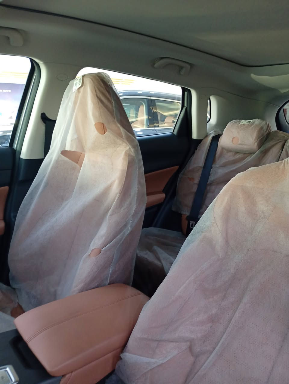 شانجان يوني إس (UNI-S) 2025 تتميز بمحرك بنزين تيربو 1.5 لتر (185 حصان، 300 نيوتن متر)، يقترن بناقل حركة أوتوماتيكي 7 سرعات DCT، بنظام دفع أمامي، مع كفاءة وقود عالية (حوالي 16.6 كم/لتر)، وتصميم كوبيه رياضي، وشاشة معلومات كبيرة، وتقنيات سلامة متقدمة، مع أبعاد مدمجة نسبياً مقارنة بـ UNI-V الأكبر. 
المحرك والأداء:
نوع المحرك: 1.5 لتر تيربو بنزين رباعي الأسطوانات (Blue Whale NE1.5T).
القوة: 185 حصان.
عزم الدوران: 300 نيوتن متر.
ناقل الحركة: أوتوماتيكي 7 سرعات مزدوج القابض (7DCT).
نظام الدفع: أمامي (FWD).
التسارع: 0-100 كم/ساعة في 7.9 ثانية.
أوضاع القيادة: اقتصادي، عادي، رياضي. 
الكفاءة واستهلاك الوقود:
كفاءة الوقود: حوالي 16.6 كم/لتر.
للاستفسار اتصال ع رقم مستشارة المبيعات 
***********
