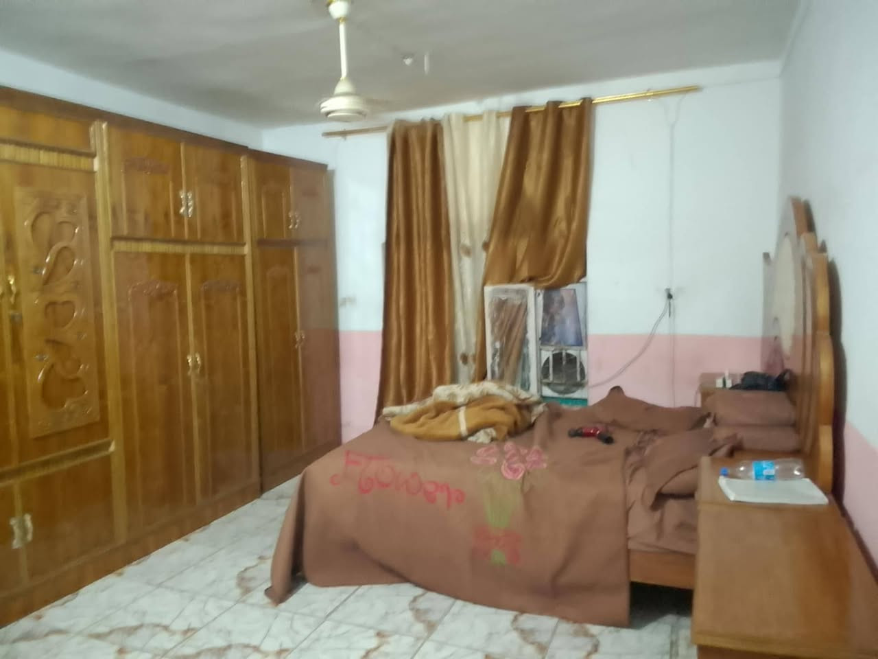 السلام عليكم 
للبيع بيت 250متر طابو صرف قريب على شارع العام كافة الخدمات التبليط لحد باب البيت المكان بالعلگاية. السعر ٨٠ وغير قابل للتفاوض للإستفسار اكثر المراسلة خاص او *********** بي واتساب
