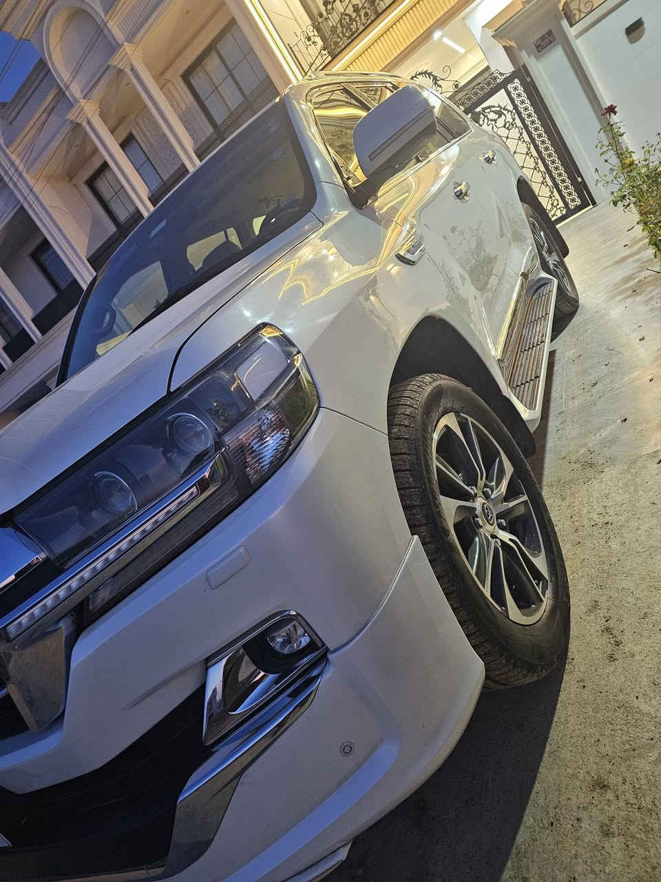 السلام عليكم لاندكروز 2020  كراند تورنك Gxr  وكاله ساز فول مواصفات
كير محرك  حداديه تبريد كفاله  عامه
سياره بيه 3  قطع بخ بدون فتح بدون معجون بدون حادث صبغ أثر شخط بسيط  باقي كفاله  ماشيه ٩٧ الف قابل للزياده 
رقم اربيل  جديد هزه وفحص جديد 
تحويل ثاني يوم
سياره بسمي 
 كراند تورنك سازكامل مواصفات 
عليها ادامه كامله بشركة ساز
تخم تاير جديد 
بطاريه جديده 
محرك  ٨  سلندر ٤٦٠٠ 
شاشه ام دعاء 
ثلاجه
8 أرباك
شاشه ليزرية العدادات ‏
كشنات جلد 
كشنات كهرباء 
تشغيل عن بعد
‏مرايه جانبيه قلاب
لايت اسود بلاد 
لايت زنون 
‏دوسات لزيريه 
‏‏- دفع رباعي
‏‏- هوك بلادي 
‏‏- نظام مانع للانزلاق  
‏‏النظام المساعد على نزول المنحدرات 
‏‏- تشغيل بصمة 
- خمسه بصمات ابواب
- باب خلفي كهرباء بلادي 
‏‏- دخول ذكي
‏‏- مثبت سرعة
‏‏- فتحة سقف
‏‏- تحكم دركسون
‏‏- شاشة ملاحة باللمس
‏‏- كاميرا خلفية 
‏‏- بلوتوث
‏‏- مشغل CD
‏‏- منفذ AUX & USB
‏‏- مقاعد جلد 
‏‏- مقاعد كهرباء
‏‏- مرايا شفط
‏‏- اشارات بالمرآة
‏‏- كشافات ضباب
‏‏- زراك لايت 
‏‏- فرامل مانع للانزلاق
‏‏- حساس امامي خلفي 
‏‏- طفايه حريق بلادي
-ثلاث شاشه 
نضام ايكو 
الاستفسار الاتصال
*********** كورك ***********اسيا
مكاني اربيل
