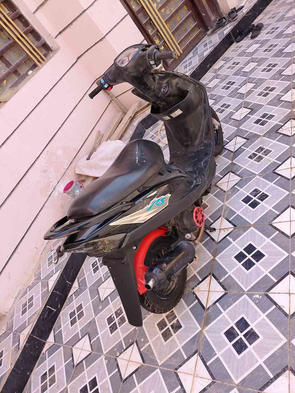 السلام عليكم دراجه ماكس ياباني للبيع الدراجه صارله شهرين من نازله من الرمبه امانه الله الدراجه بل جيس كل نقص مابيه كله كامله كهربائيات سلف بأي وقت يشتغل هندر مكينه خير من الله الدراجه كله بلادي تاخذه تترحملي مكاني بابل حله شارع 80 السعر 575 وبيها مجال للشراي *********** متوازي على بيع سبب الضروف
