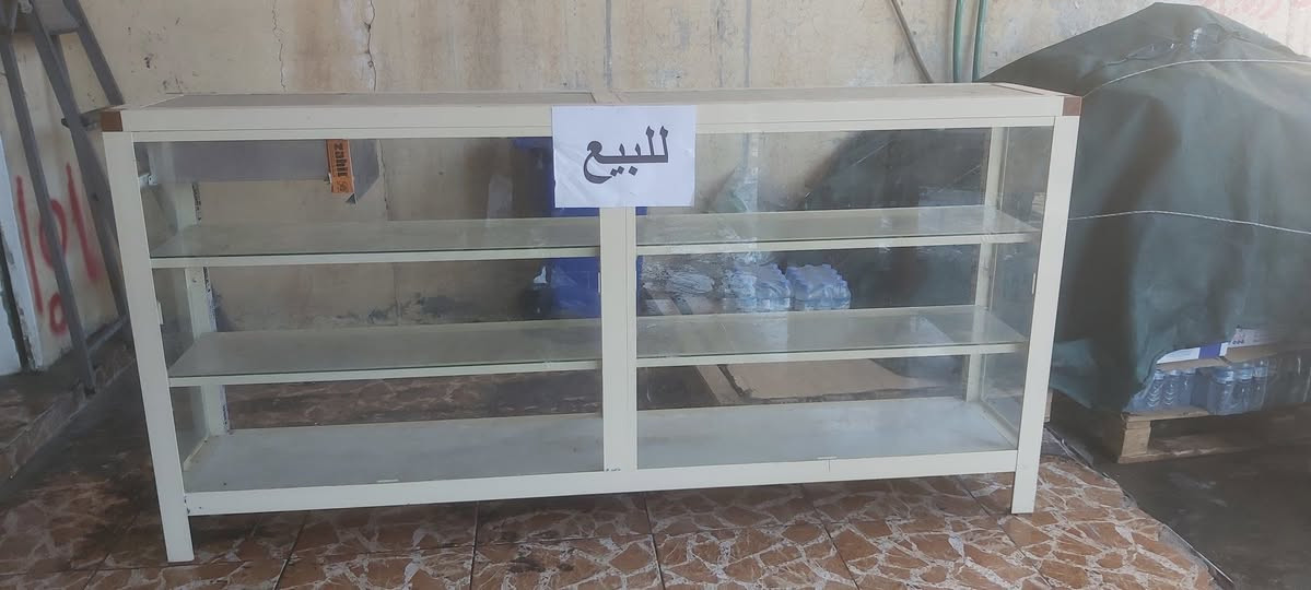 ميز وكرسي دوار بحالة جيدا 
وجامخانه للبيع 
الاستفسار على الرقم ***********
