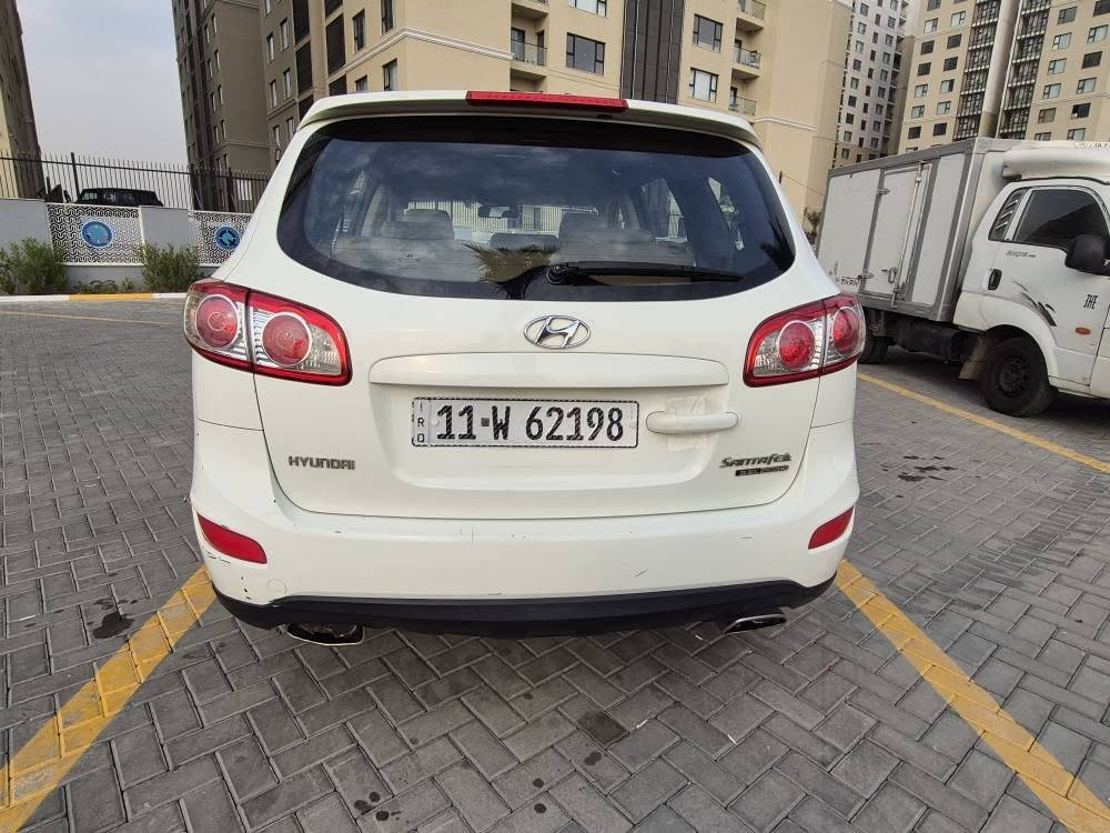 السلام عليكم 
سنتافي موديل 2010
 استلام شركة عامة 
مواصفات عادي 
6 سلندر مكينة 3500 
7 راكب 
3 قطع تبريد 
مكفولة من كلشي لا صبغ ولا تبديل 
كير ومكينة ما مفتوح بيهن برغي 
ماشية 230 الف 
صدر وتايرات نص عمر 
السعر 160 وبيها مجال 
مكاني بغداد حي الجهاد 
***********
*********** بغداد, العراق
