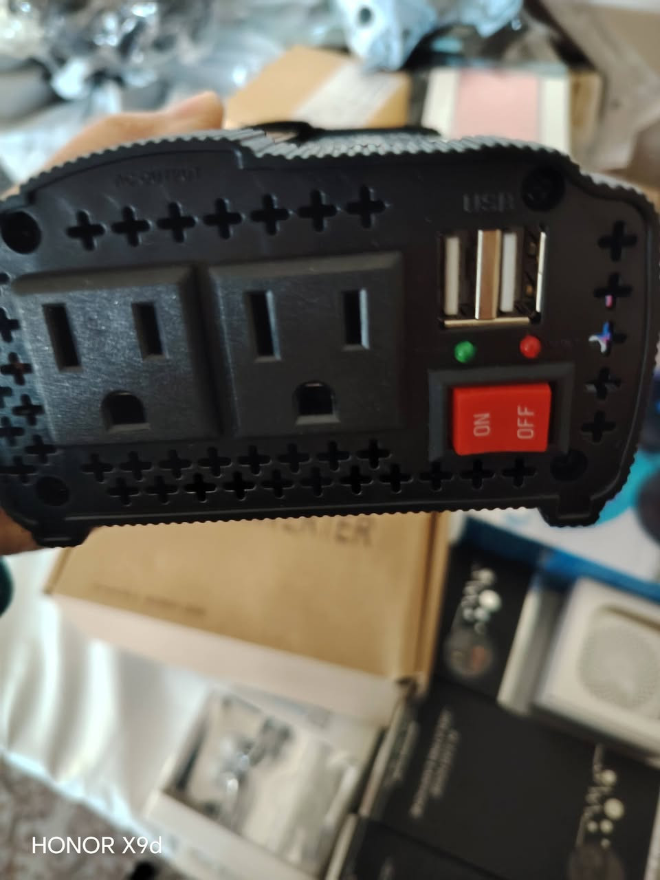 هذا الجهاز هو عاكس طاقة (Power Inverter) يُستخدم لتحويل التيار المستمر (مثل بطارية السيارة) إلى تيار متردد لتشغيل الأجهزة الكهربائية المنزلية.
النوع: عاكس طاقة (Power Inverter). 
المميزات: قد تأتي بعض الموديلات بقدرة 1000 واط وتوفر موجة جيبية نقية. 
الشهادات: المنتج حاصل على شهادات CE و RoHS ومعتمد وفقًا لمعيار ISO9001:2008، ومصنوع في الصين.
الاستخدام: يحول جهد التيار المستمر المنخفض إلى تيار متردد 220 فولت. 
عندي ٢ منه 
للتواصل واتساب ***********
