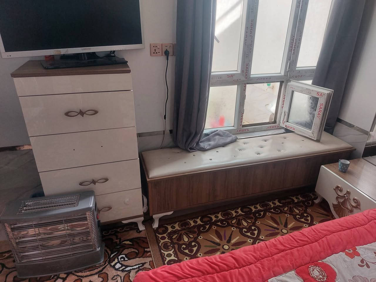 السلام عليكم عندي غرفة تركية للبيع مابيها اي اضرار السعر ٦٠٠ وبيها مجال العنوان بلدروز 
للاستفسار الاتصال على رقم ***********
