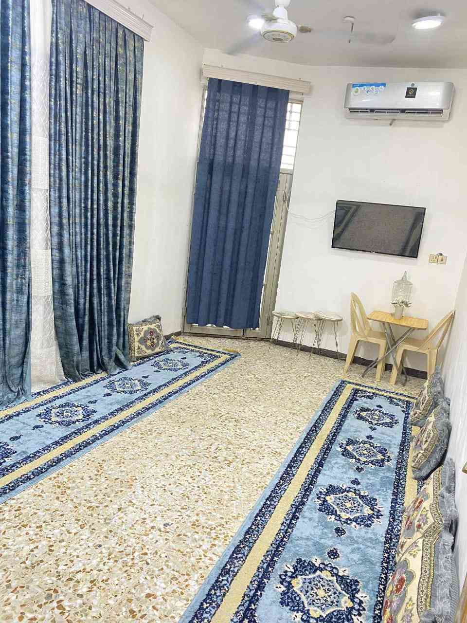 السلام عليكم ورحمه الله وبركاته بيت للبيع ١٠٠م شارع المعمل قرب جامع الخزاعل فرع أسواق حسين الرماحي يبعد عن الشارع الرئيسي ١٠٠م  صب كونكريت اساس وسكف طابوك جمهوري غرفه ٥*٥ استقبال ٥*٤ صاله ٥*٣ونص مطبخ ٤*٤ بناء حديث قرار ٢٥مشمول بالتطويب يكف مطلك تشارف اشتايكر بيت كامل من جميع النواحي رابع بيت عن الشارع الرئيس تبليط من الشارع الرئيسي لباب البيت عرض الشارع ١٠م جيران ذهب صافي الاستفسار خاص او الاتصال واتساب ***********
او الاتصال ***********
