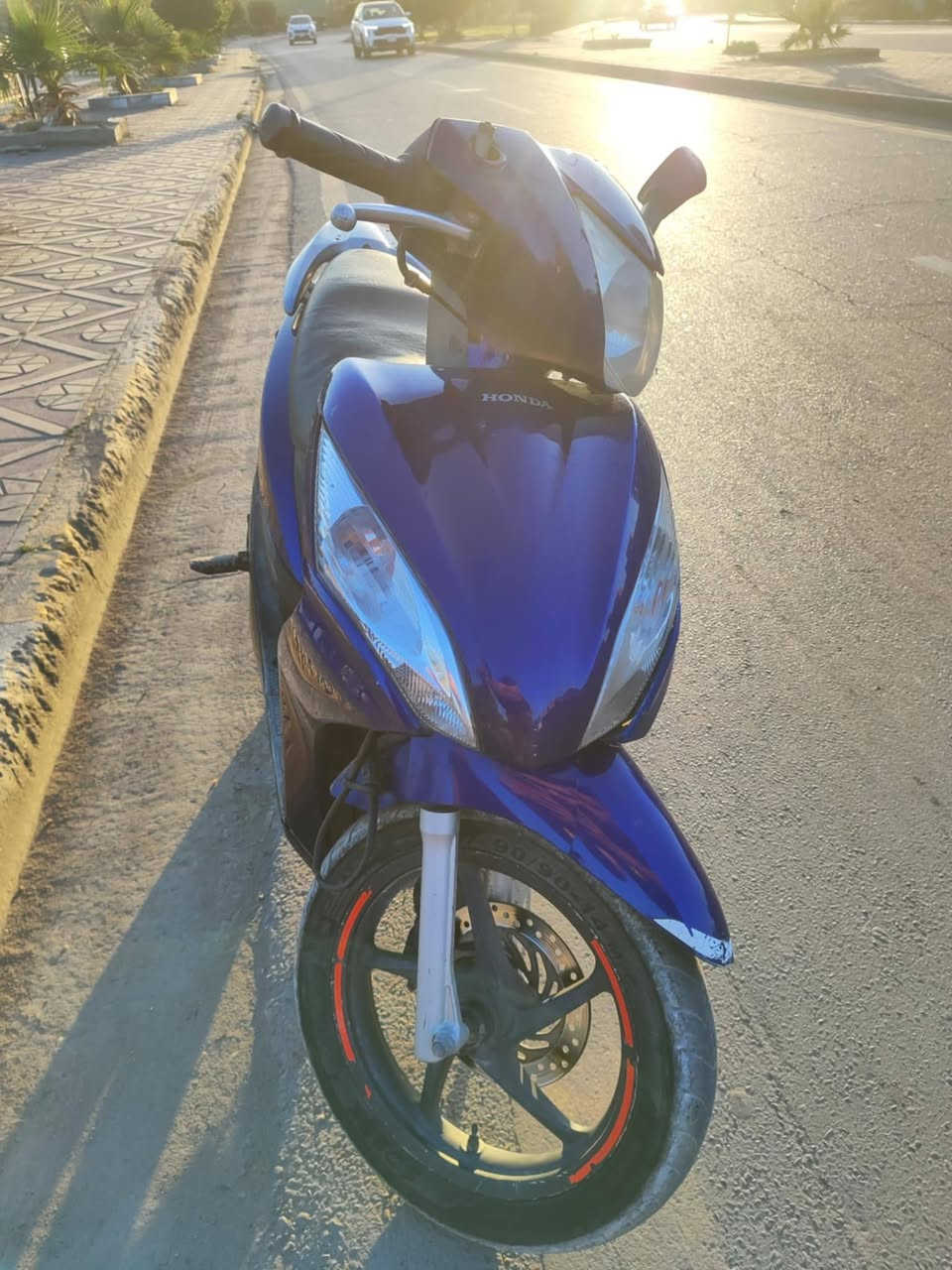 السلام عليكم هوندا ياباني للبيع مكينه حلوه نوزل بيه نقص جبنه مال دهن تنقط كلش خفيف سعر 400الف قفل قفل مكاني بغداد ساحه عدن هاتف***********
