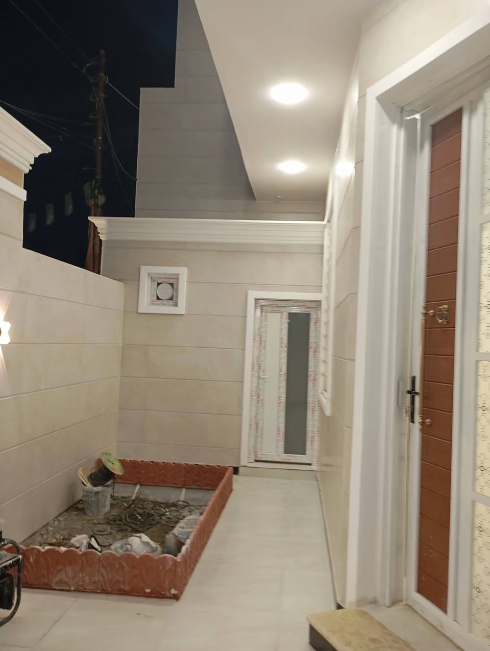 يالله دار للبيع بحي اور ثانيه قرب مكتبه شاطر مساحته 200 طابقين بناء حديث صب كونكريت مامسكون على شارع 15 متر البيت يتكون من 6غرف نوم وصالتين واستقبال ومطبخ ومجموعة صحيات لاستفسار واتساب ***********

