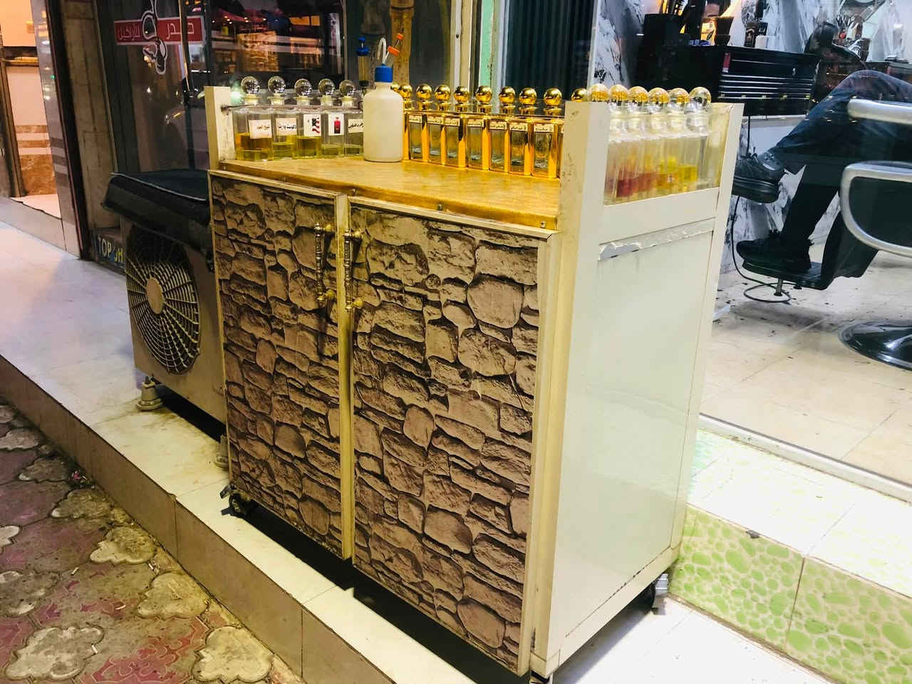 السلام عليكم
ميز عطور للبيع جاهز من الشيش وادوات العطور +يوجد شيش اضافيه 
للتواصل ***********
