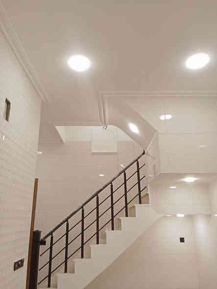 #دارين_تونات_للبيع_للبيع_موقع_مميز

✅زيونه____ محله 710 موقع سكني هادئ 

‼️‼️نضامي ليس توزيع 

⚜️- بناء درجة أولى  🚧2025🚧
 
‼️الحايط مو مشترك

⚜️-البيت يتكون من 3 طوابق 

⚜️-عدد الغرف 3 نوم 🛏️

⚜️-المساحه _____ 50م

⚜️-النزال ______ 10م

⚜️-الواجهه _____5م

#مكتب_حسين_الربيعي_للعقار

بيع - شراء - أيجار

📍عنوان_مكتب_زيونه الشارع الخدمي بالقرب من كاندي كيك 

للاستفسار 

***********
