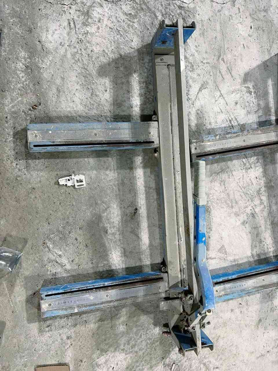 السلام عليكم #لبيع
مقصات سيراميك وخباطات اصليات ونضيفات وكلشي شرط الشغل لبيع مكاني ذيقار قيمهم باليرضي الله  
للاستفسار ***********
