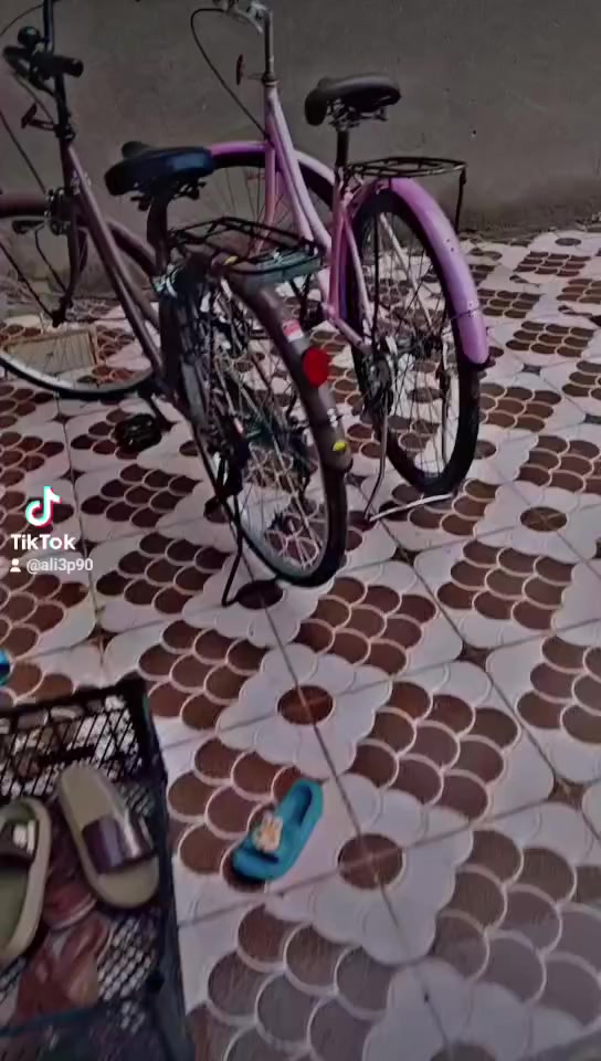 السلام عليكم بايسكل لون وردي للبيع البيسكل نضيف تايرات جدد وجاملاغات جدد عوزة بس  بريك كدامي السعر 40 بي مجال الشراي يراسلني خاص


**إذا كنت صاحب هذا الإعلان وتريد حذفه لأي سبب، رجاءا أرسل رسالة إلى الدعم الفني**