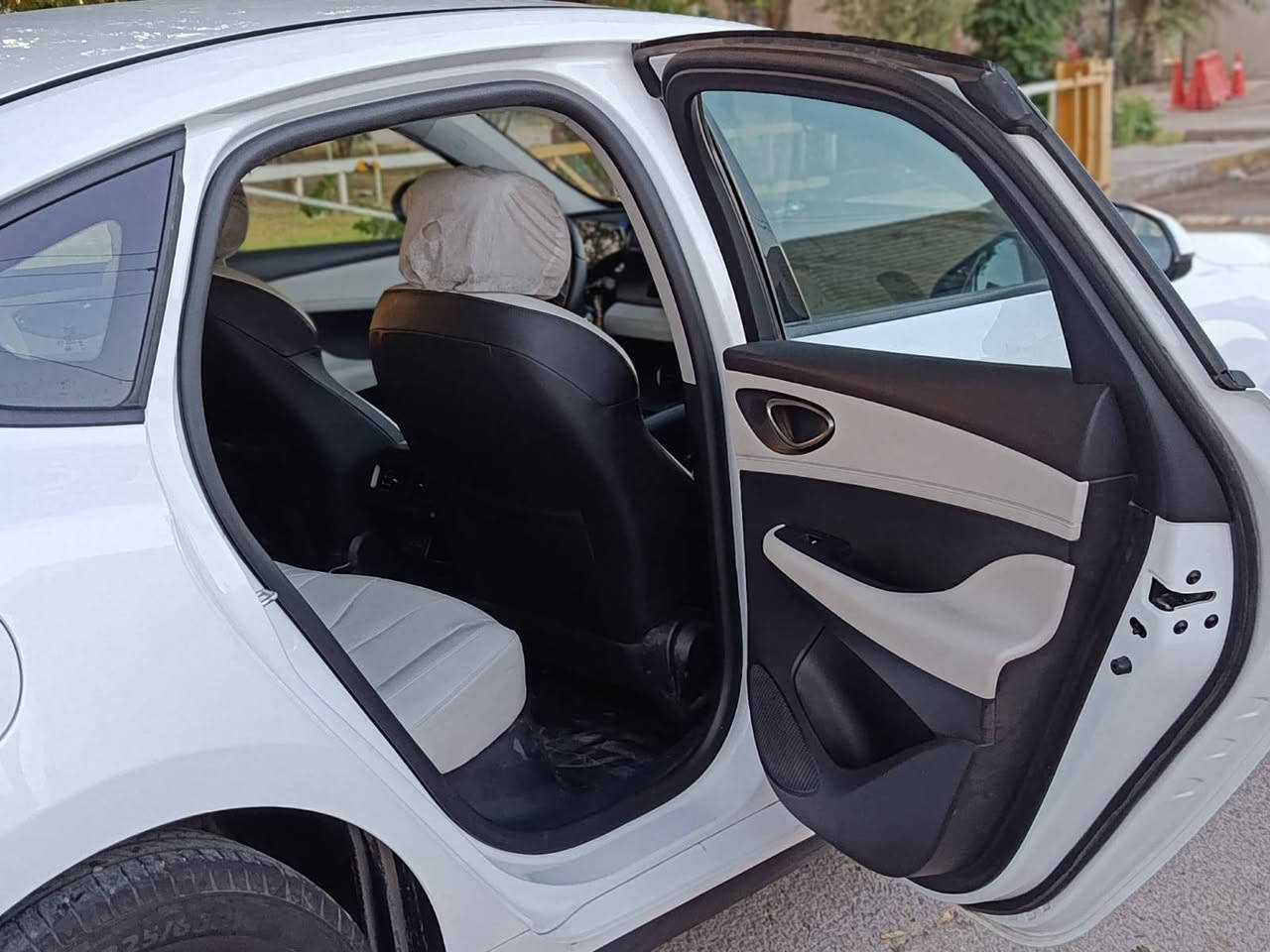 سلام عليكم
بي وايدي سيل 5
🚘 BYD Seal 5 HEV

ماشية 14,000 الف –  مكفولة ماعده رصعه خفيفه كلش مامبينه لباب لخلف سايق

✅ داخل أبيض / خارج أبيض
✅ رقم بغداد
✅ كارت + بصمة تشغيل
✅ أغراض الوكالة كاملة
✅ سنوية جديدة بسمي  

المواصفات:
 محرك 1500 CC
بنزين + شحن + هايبرد (HEV)
 دخول ذكي + بطاقة NFC
مقاعد جلد رياضية باللون الأبيض
 تبريد قطعتين

 بصمة زجاجية
 أنظمة قيادة متعددة
هاند بريك كهربائي + Auto Hold
كاميرا خلفية
 
مع شاحنة بدون ايرث اصليه 

شاحنة VOLIX V2 الذكية ضمان سنتين 

السعر/ 19مليون وبيها مجال بسيط
📍 الموقع: بغداد – العامرية

📞 للاستفسار:
***********
