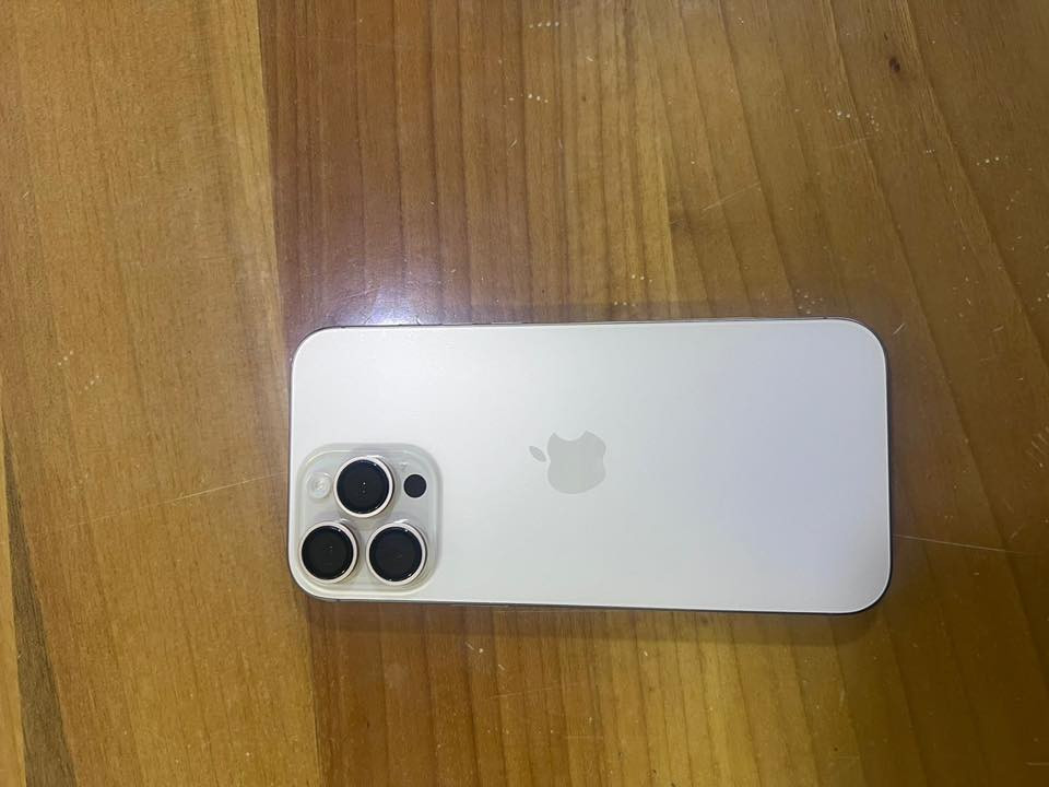 ايفون ١٦برو ماكس 
لون تيتانيم صحراوي
الذاكره ٢٥٦
ضمان ماستر يخلص شهر ٩
نضافه ١٠٠٪؜
مستخدم شهر واحد 
سعره ١٦٠٠٠٠٠وبيه مجال قليل
***********
