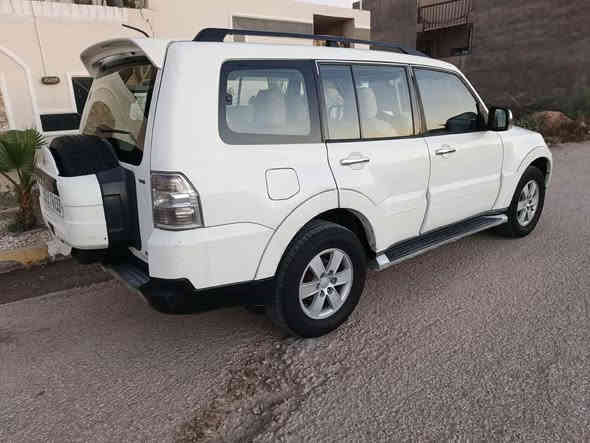 السلام عليكم من رخصه الادمن باجيرو موديل 
2008 بيه صبغ قطعه فقط مكينه كير حداديه 
صدر تخم تاير تبريد ثلج المواصفات فول 1/1
حبتور رقم بغداد بأسمي السعر 119 قفل قفل 
غير متواجد فيس للاستفسار***********
