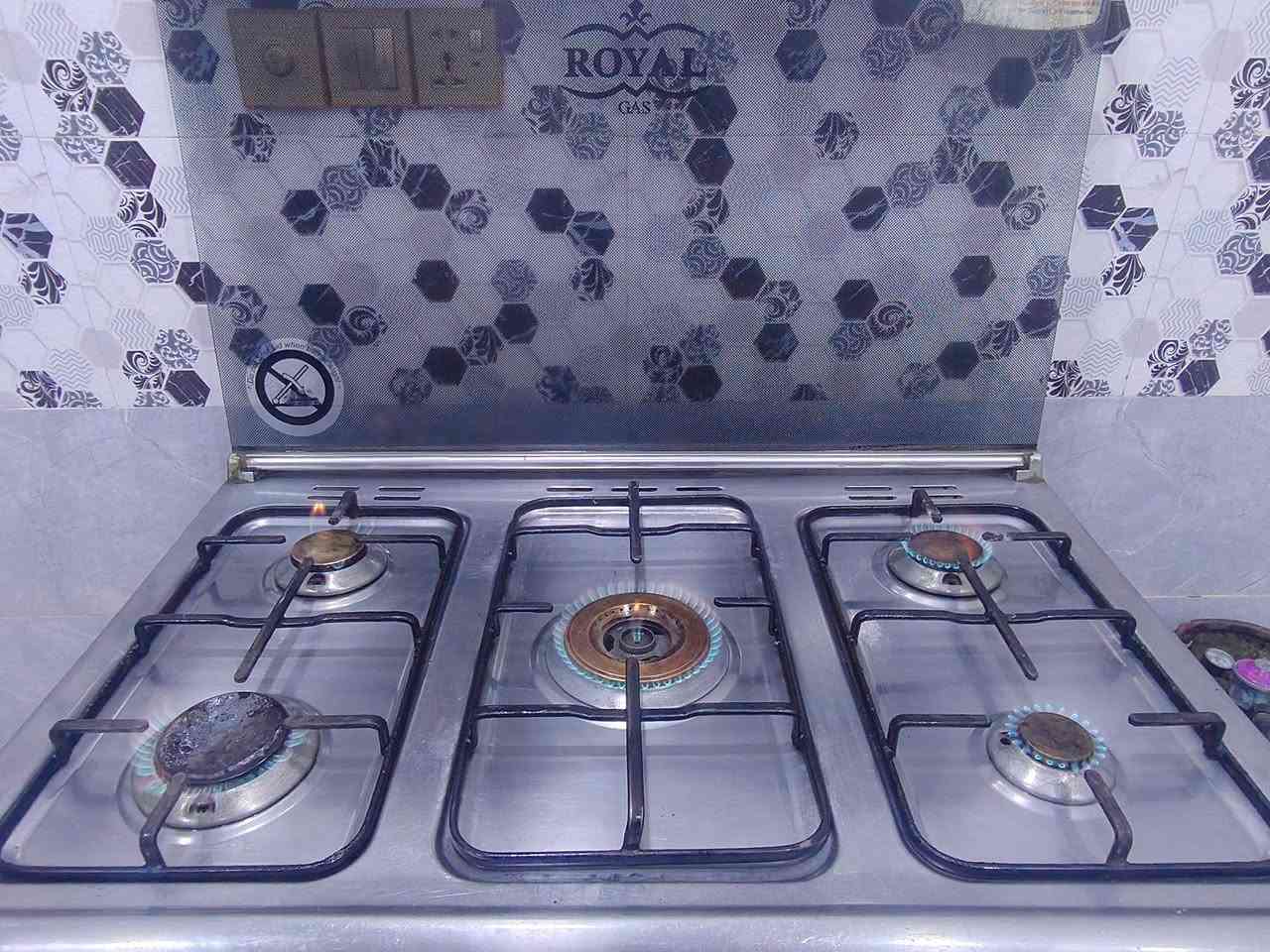 طباخ شغال فقط بي جامه الخارجيه مكسوره 
الورديه شارع المشجر  للاستفسار
***********
