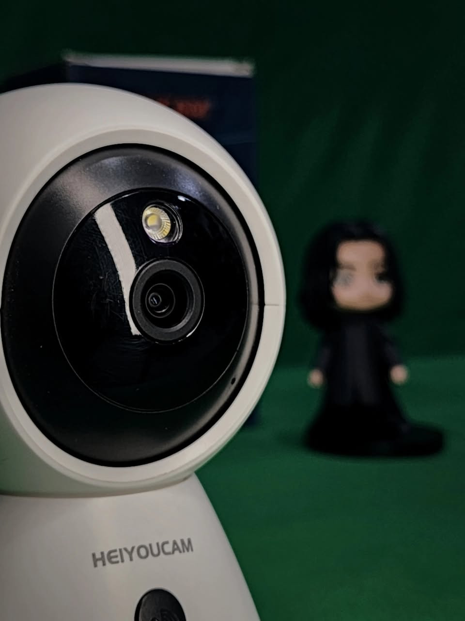كاميرا مراقبة داخلية ذكية من نوع HEIYOUCAM، وهي مصممة لمراقبة المنازل، الأطفال، أو الحيوانات الأليفة بدقة عالية. 

أبرز مواصفات ومميزات الكاميرا:

جودة التصوير: توفر دقة 1080P HD لرؤية تفاصيل واضحة، مع دعم تقنية الرؤية الليلية.

التغطية الشاملة: تتميز بقدرتها على الدوران والإمالة (Pan & Tilt) بزاوية 360 درجة لتغطية كامل الغرفة.

التواصل الصوتي: تدعم الصوت ثنائي الاتجاه، مما يسمح لك بالتحدث والاستماع للأشخاص في المنزل عبر تطبيق الهاتف.

مكالمات بلمسة واحدة: تحتوي على زر مخصص يسمح لمن في المنزل (مثل الأطفال أو كبار السن) بإجراء مكالمة سريعة إليك بلمسة واحدة فقط.

الذكاء الاصطناعي: مزودة بتقنيات تتبع الحركة وكشف الإنسان، وترسل تنبيهات فورية إلى هاتفك عند رصد أي نشاط

السعر 19.000 ألف
للأستيضاح 
اتصال ، واتس: ***********
