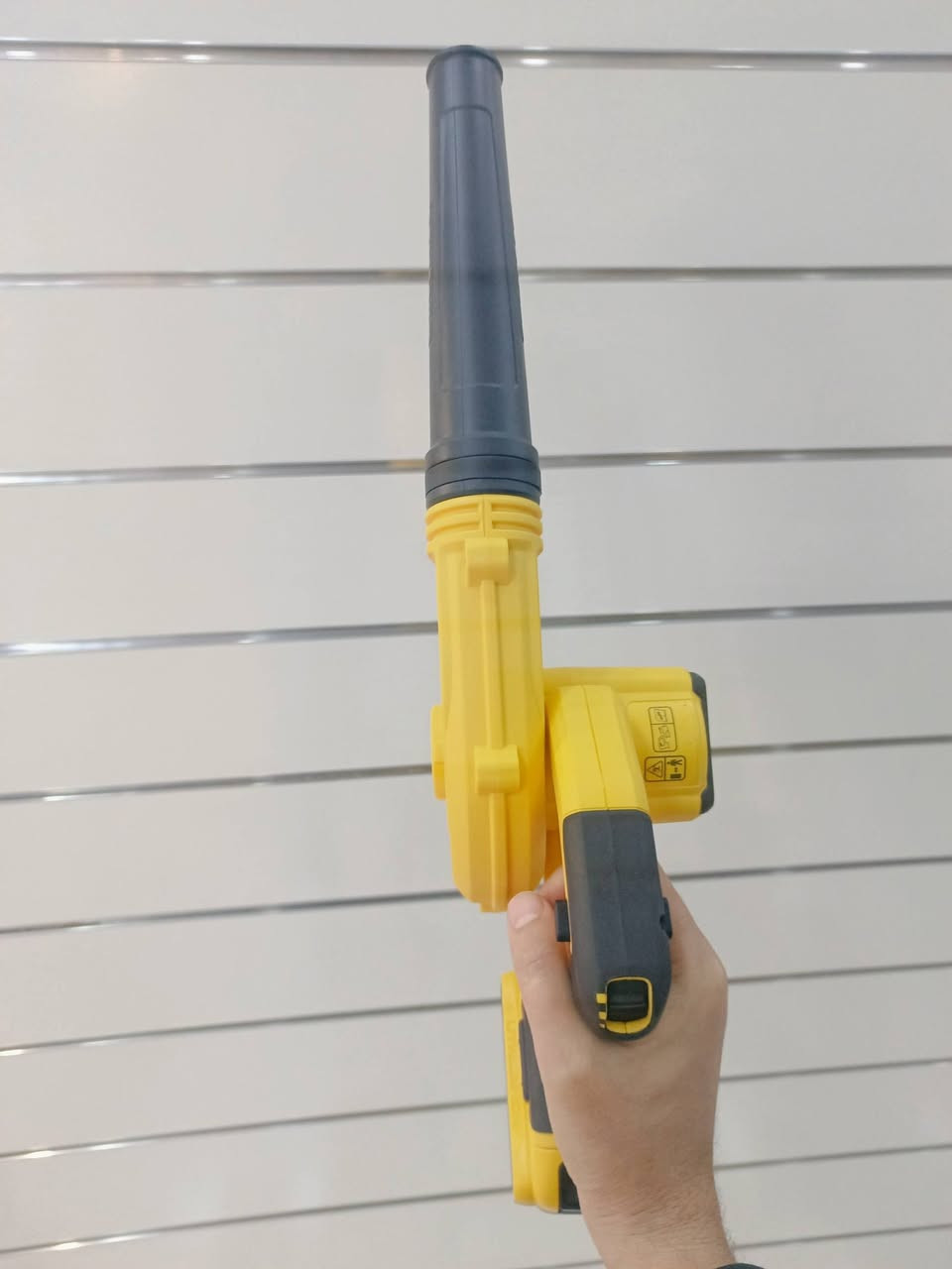 منفاخ ديولت شحن.. 
متوفر  فارغ 
متوفر مع بطارية 2 امبير و شاحنة 

واتساب + اتصال 
***********
