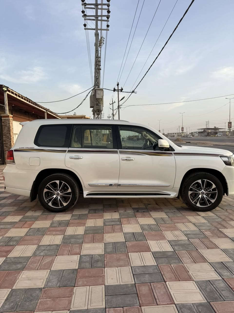 السلام عليكم. 
لاندكروز بريم فول 
موديل 2020
ماشية 179 الف
السونار مرفق بالصور
رقم بغداد بأسمي
السعر 510. بيها مجال 
رقم الهاتف. ***********
***********
