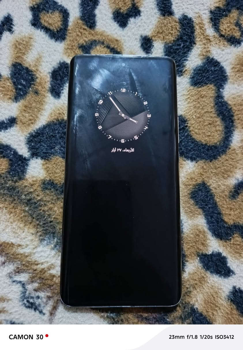 ‏ هاتف HONOR X9b 5G (ويعرف برقم الموديل ALI-NX1)، ويأتي باللون البرتقالي المميز المصنوع من الجلد النباتي (Sunrise Orange).
‏​إليك نظرة سريعة على أهم المواصفات التقنية لهذا الهاتف:
‏​📱 الشاشة والتصميم
‏​الشاشة: شاشة منحنية من نوع AMOLED بحجم 6.78 بوصة، وبدقة 1200 \times 2652 بكسل وتردد 120 هرتز.
‏​ميزة المقاومة: تتميز هذه الشاشة بتقنية HONOR Ultra-Bounce لمقاومة الصدمات والسقوط، وهي من أبرز نقاط البيع لهذا الهاتف.
‏​الخلفية: جلد صناعي (ملمس جلدي) مريح لليد ومقاوم للبصمات.
‏​⚙️ الأداء والعتاد الداخلي
‏​المعالج: Qualcomm Snapdragon 6 Gen 1 بدقة تصنيع 4 نانومتر.
‏​الذاكرة العشوائية (RAM): يأتي غالباً بـ 12 جيجابايت (مع إمكانية توسيعها افتراضياً عبر النظام).
‏​ذاكرة التخزين: 256 جيجابايت 
‏​📸 منظومة الكاميرات
‏​يحتوي الإطار الدائري الكبير في الخلف على كاميرا ثلاثية:
‏​الكاميرا الأساسية: بدقة 108 ميجابكسل بفتحة عدسة f/1.8.
‏​الكاميرا الواسعة (Ultrawide): بدقة 5 ميجابكسل.
‏​كاميرا الماكرو: بدقة 2 ميجابكسل.
‏​الكاميرا الأمامية: بدقة 16 ميجابكسل متواجدة في ثقب منتصف الشاشة.
‏​🔋 البطارية والشحن
‏​السعة: بطارية ضخمة جداً بسعة 5800 مللي أمبير، وهي من أقوى البطاريات في فئتها السعرية وتكفي للاستخدام المكثف بسهولة.
‏​سرعة الشحن: يدعم الشحن السريع بقوة 35 واط عبر منفذ USB Type-C.
‏  الجهاز لا مفتوح ولا مصلح السعر 250


**إذا كنت صاحب هذا الإعلان وتريد حذفه لأي سبب، رجاءا أرسل رسالة إلى الدعم الفني**