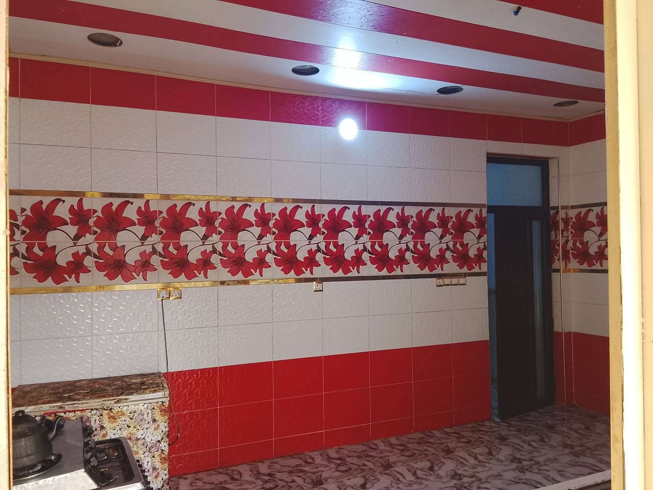 بيت للبيع الطارميه  شارع سكلات قرب جامع حسنين مساحه البيت 200 متر ***********
