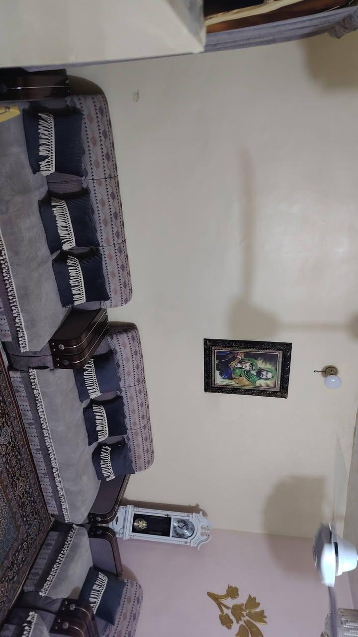 بيت بالعزه الجديده بيت ركن ع شارعين بناء قديم المساحه 150م  طابقين متوفر كافة الحدمات تبليط يتكون الطابق الأول من كراج صحيات داخليه خارجيه  مطبخ هول داخلي استقبال غرفه نوم واحده امام الطابق الثاني غرفه وهول داخلي السطح شتايكر مخزن غراض سندوج 

***********
