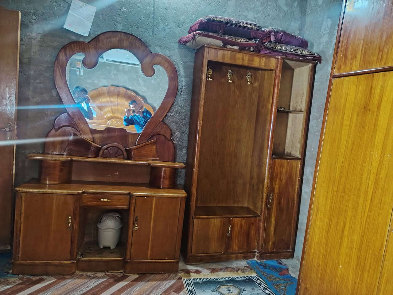 سلام وعليكم غرفت خشاب البيع كامل تضيفه كلش ال مكان شاميه السعر 650 ومجالهه حك جيه ***********
