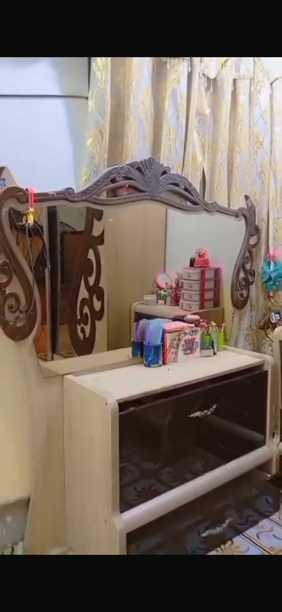 غرفه نوم للبيع
جديده مابيهه ولا كسر 
السعر 650الف وبيهه مجال
الزراعه الثانيه قرب مشتشفى الرازي 
***********
