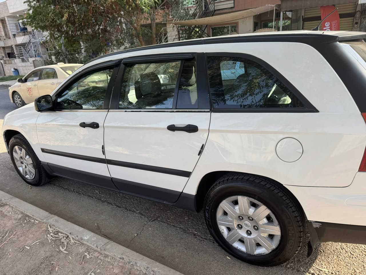 السلام عليكم ورحمة الله وبركاته      للبيع سيارة   كرايسلر باسيفيكا موديل 2008 بيضاء اللون   
المواصفات 
المحرك حجم 3800 / 6 سلندر بلادي وبشرط مامفتوح  والسيارة لايوجد فيها أي جزء منها مفتوح وبشرط الفحص بلادي من الصنع ويوجد صبغ قليل بدون تبديل  أي قطعة من السيارة  ولايحتاج صرف الف دينار عليها وبشرط فحص سياقة السيارة من البصرة الى زاخو وبعدها نتفق على السعر النهائي رجاء 
للتواصل على الرقم وعليه واتساب  
***********
