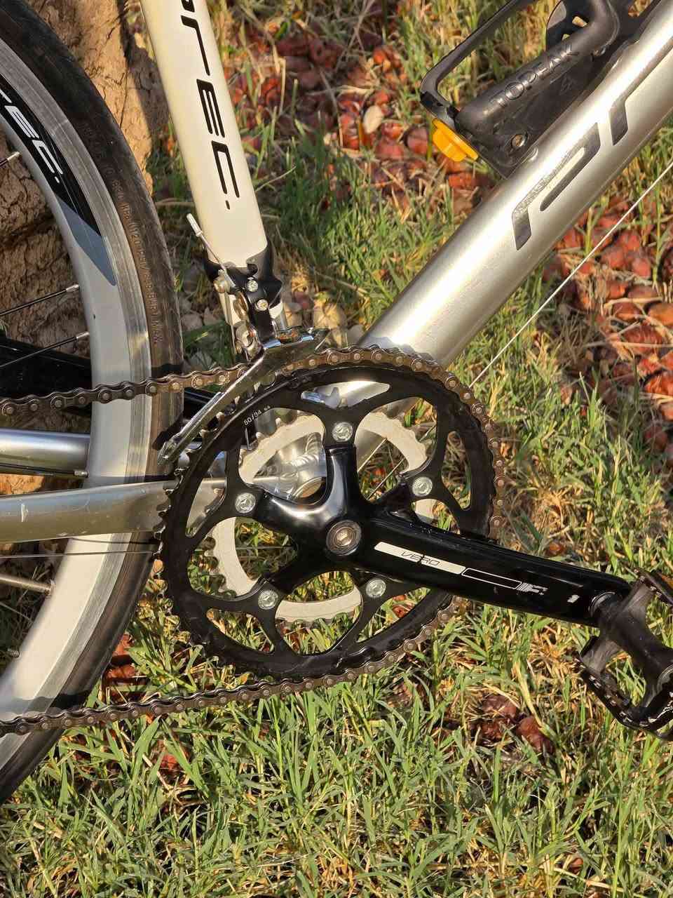 للبيع موديل
precision ovation ov-1
سستم شيمانو بالكامل
بدالات شيمانو 8×2 speed 
بطيخات shimano FH-2200 VIA
بدون صوت
بريكات TEKTRO امامي خلفي 
قياس الفريم L 500
الدراجة جدا حلوة ونظيفة لون رصاصي ميتاليك 
السعر 250 الف
للاستفسار خاص او على رقم ***********
