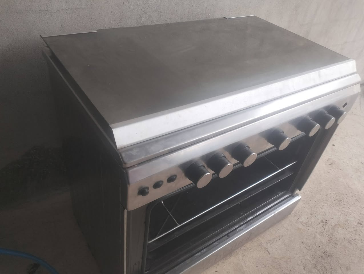 موصل مكان
طباخ للبيع مستعمل  4اشهر 
بس جام فرن مكسور شغال بشرط
 نوعيه  موضحه بل صورة 
استفسار ***********بي واتس اب 
نار ازرق فوك و جوه بشرط بس جام مكسور
