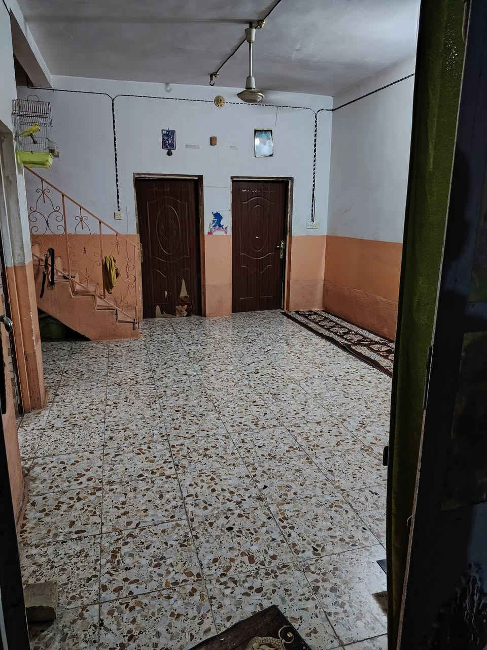 السلام عليكم بيت للبيع المساحه 400بتكون من عرفتين صاله ستقبال صحيات داخل وخارج كىراج البناء بلوك بيت مرتب اونضيف جاهز مي مولد شارع طريق كربلاء نجف عمود 462خلف الحسينيات السعر 40مليون الستفسار ***********
