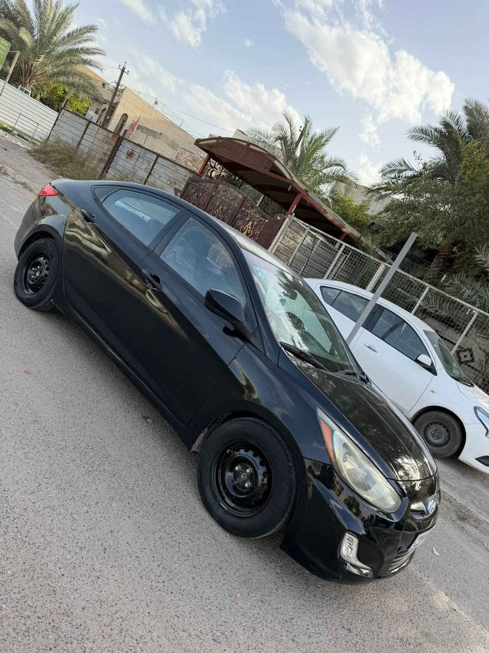 السلام عليكم للبيع أكسنت 2013
رقم بغداد باسمي هزة جديدة وسنوية جديدة 
محرك 1600 بحالة جيدة 
كير ممتاز صدر ممتاز 
سيارة جاهزه
مصبوغة حزام جماليه لغد وشاصي ودواخل مكفول وقماره بدون صبغ وعندي فديو كامل كبل الصبغ موضح بلمنشور 
السعر 75 عنواني بغداد البياع ***********
