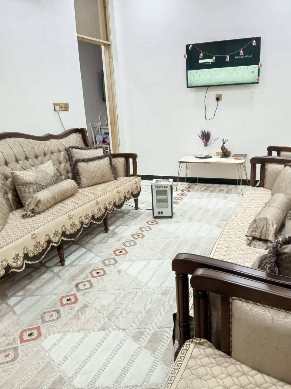 مشتمل للبيع كوت حي الحكيم  قريب جدأ جدأ  ع شارع العماره
 مساحه 100متر5x20...بناء نص طابوك ونص بلوك نضيف جدأ 
خدمات ماء كهرباء مرقم من قبل قسم بلدي حي الحكيم 
يتكون من...غرفة نوم...هول...مطبخ..استقبال...مجمع صحيات ...كراج...
#للاستفسار_مرجعة_مكتب_الريان_الاستثمار_العقار_كوت_
حي الحكيم شارع علاء غريب او قرب أسواق باب الحارة 
بإدارة حسين ابوسند الركابي 
***********
