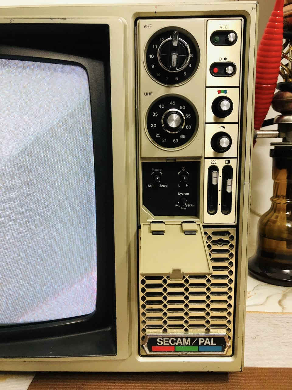 السلام عليكم
تلفزيون .نشونال ياباني 
حجم .21
جهاز بلادي غير داخل تصليح 
مع اريل ابو الريمونت جديد بالكارتون 
السعر ١٢٥
***********
يوجد توصيل
