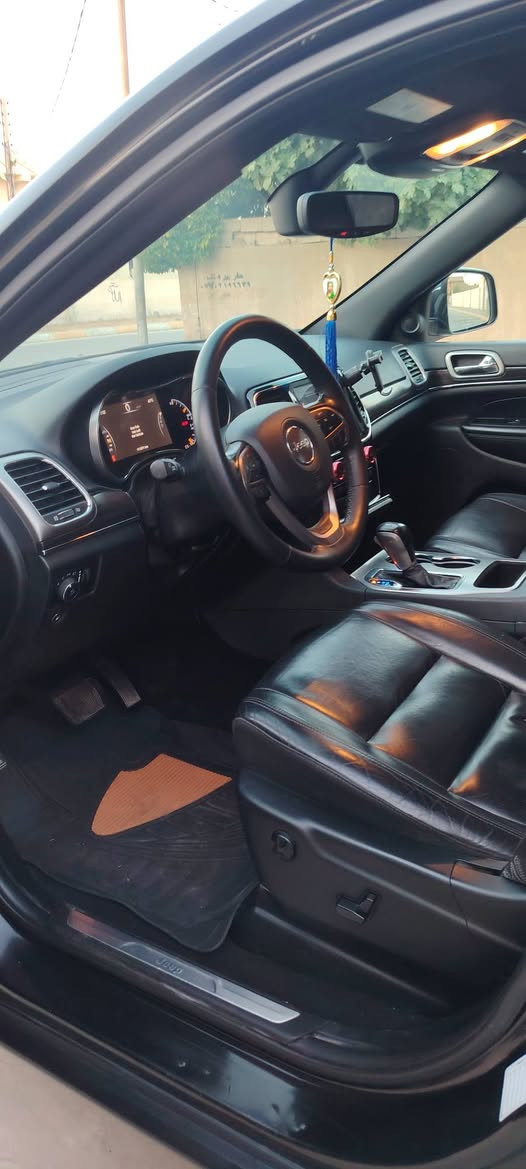 بيع مستعجل لغرض عمليه​🚗 جيب غراند شيروكي ليميتد (Jeep Grand Cherokee Limited) للبيع
​السلام عليكم، عارض سيارتي الجيب للبيع، والسيارة ما شاء الله مثل ما واضحة بالصور حيل حلوا الله يشهد 
​الموديل: [2019]
​الفئة: ليميتد (Limited).
​اللون: أسود ملكي.
​الرقم: كركوك (ألماني جديد)، سنوية وهزة جديدة.
​المحرك: 6 سلندر (3.6L).
​
​المسافة المقطوعة: ماشية 110,000 [ كيلومتر].
​🌟 المواصفات:
​بصمة تشغيل +بصمة أبواب+تشغيل عن بعد
​شاشة كبيرة مع كاميرا خلفية وحساسات.
​كراسي جلد (كهرباء).
​جنطة خلفية كهرباء.
​تبريد  قطعتين ثلج، كير ومحرك وجاهزية بشرط الفحص.
​
​🛠️ حالة البودي والضرر:
​السيارة بيها ضربة صايرة بصفحة السايق (مصلحة وجاهزة والسيارة حركتها وتوازنها 100%).
​[ايرباك برده طاك وراجع سستم].
​السعر: 195 ورقة (دفتر و95 ورقة)  وبيه مجال
​مكان السيارة: كركوك.
​للتواصل والاستفسار (واتساب أو اتصال): ***********
