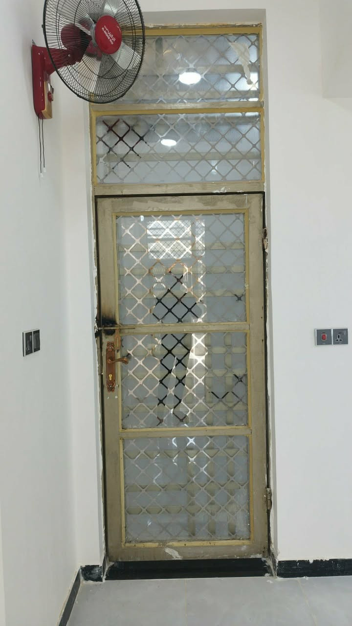 دار للبيع المساحه 100 متر مربع بناء جديد
يحتوي على غرفه وصاله وستقبال ومطبخ وصحياة وحمام العنوان حي العسكري الثالث قرب ابواحمد الحداد مرجعة مكتب الكعبي للعقار *********** وتساب اتصال
