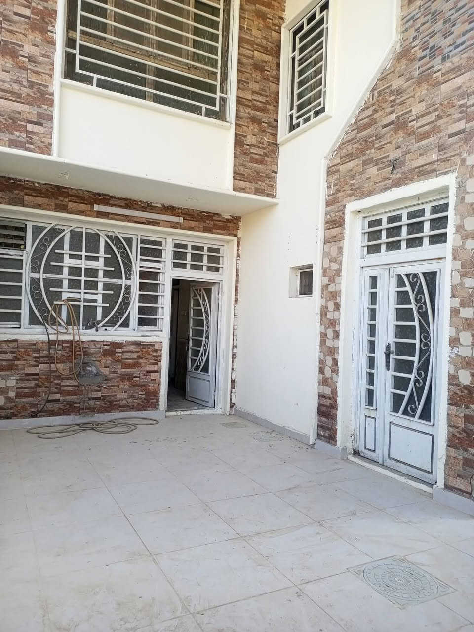 🏠✨ للإيجار – بيت  300م ✨🏠
📍 المواصفات:
🚗 كراج خاص
🛋️ استقبال مرتب
🏢 صالة عدد2
🛏️ غرف عدد 4
🚿 مجموعة صحيات متكاملة
🍽️ مطبخ جاهز
🌤️ 
💼 

الموقع:  ام الخيل الثانية 

📞 للاستفسار: ***********
