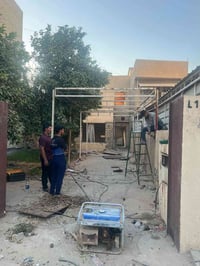 سقيفة كراج نظيفة جدا حديد ٢ ملم مفتوحة ونازلة طولها ٧ متر وعرضها ٣ متر...