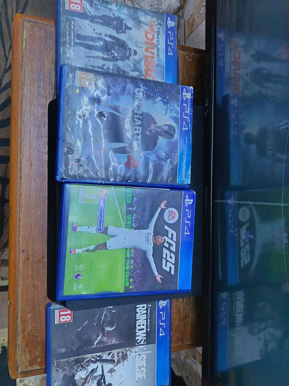 سلام عليكم للبيع بلي 4 سلم اولاين كلش نضيف
ذاكره نص تيرا 500 
بي حساب و بي العاب و اشتراك بي شهر 
و اربع اقراص و فيفه 2025 
و يده اصليه و ويرات التشغيل 

السعرر، 200 و سعره كلش مناسب 
مكاني بغداد الحسينيه مال راشديه 
رقمي ***********
