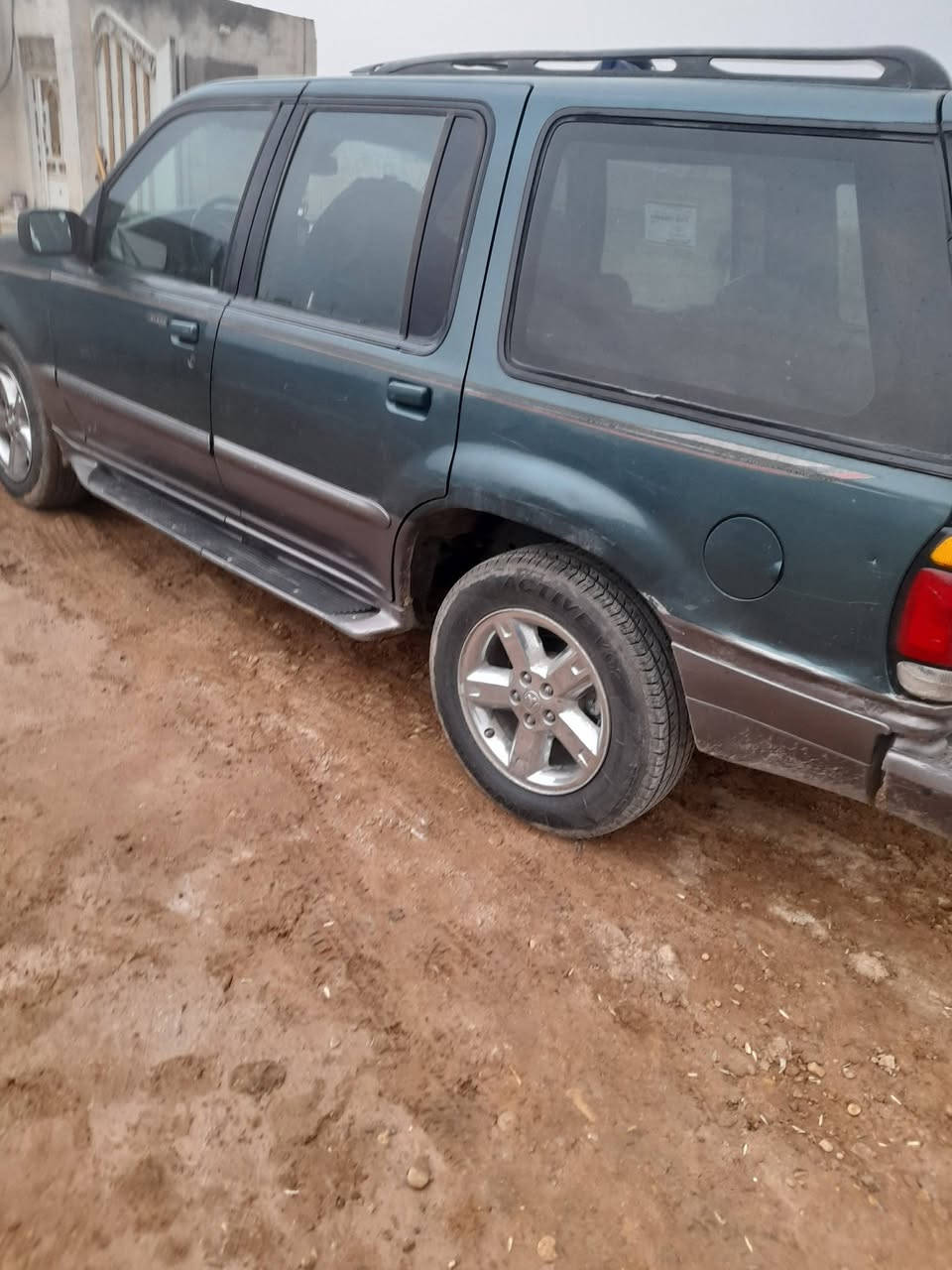 السلام عليكم مرخصت الدمن فورت مديل 98محور مكينه وكير3000رقم دولي جديد سياره نضيفه عائليه مال جناي تخم تاير جديد سياره خير من الله ***********
