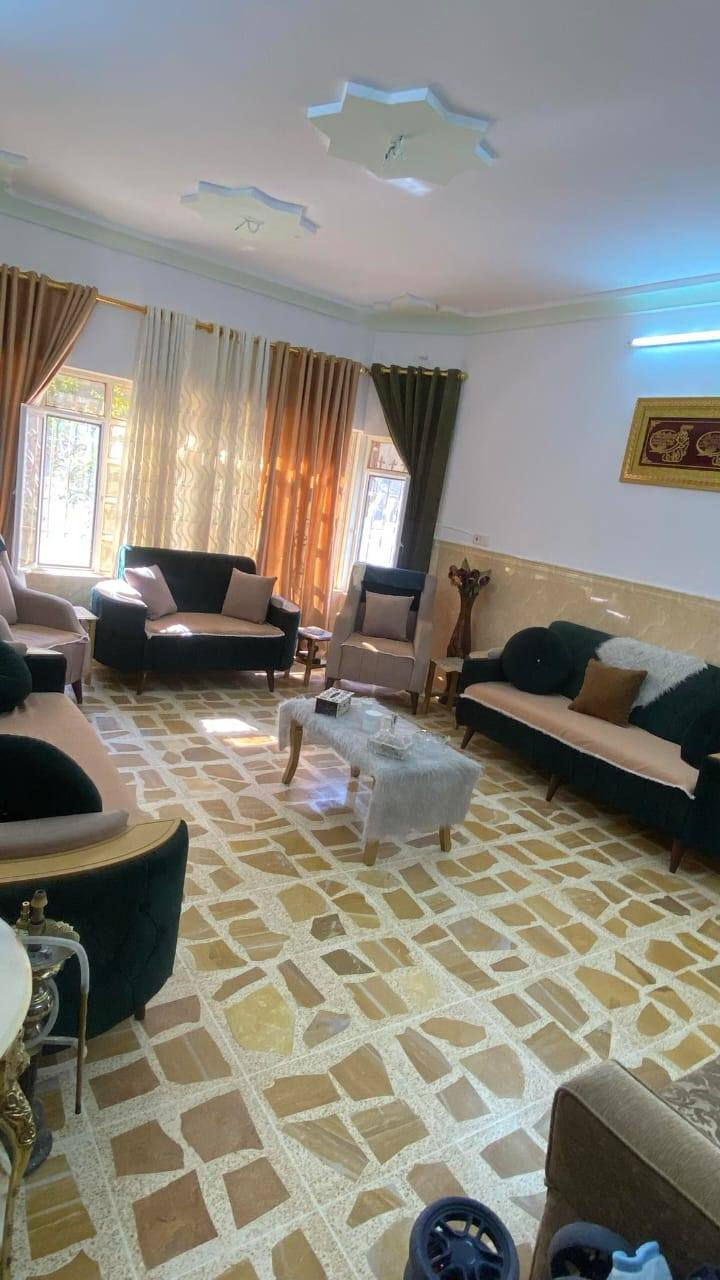 دار للبيع 300متر ركن بي وصل بلديه مقابل بانزيخانه بعويزه خلف المنيوم الجزيره شارع صبه يبعد عن الشارع العام 30متر طابق واحد غرفتين نوم واستقبال وهول واسع ومطبخ واسع  من ضمنهم الكاونترات وبيتونا اضافه للخدمات مع حديقه و2كراج واجهه حلان بيت نظيف ومرتب تفاصيل اكثر عالخاص السعر 125وبي مجال***********  وتحياتي لكم
