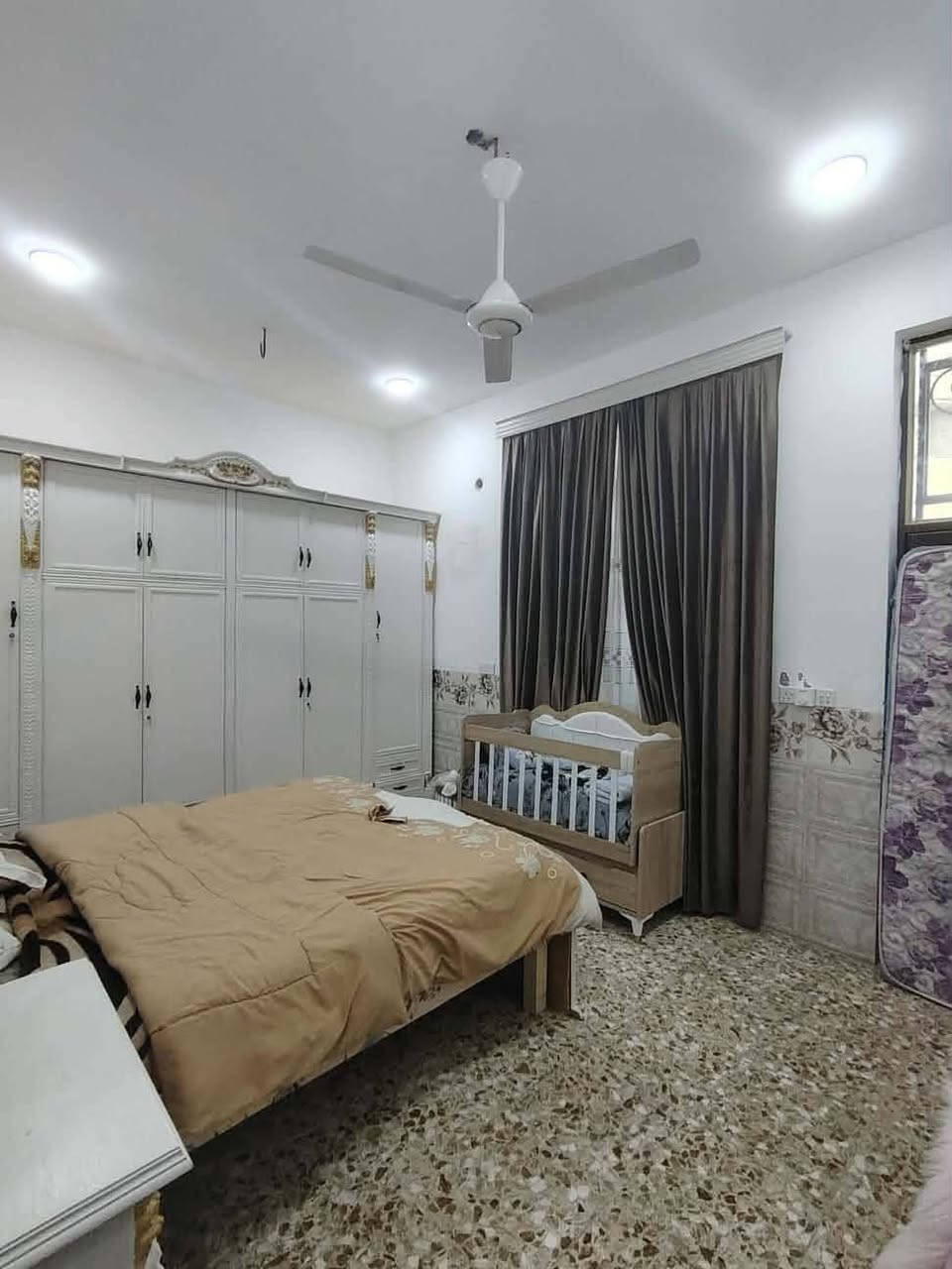 يا الله سلام عليكم دار للبيع حوالي مقابل نزلت حي الضباط طابو زراعي سند 25 مساحته 100متر 10 ×10طابقين واحد على واحد فول
***********
***********
