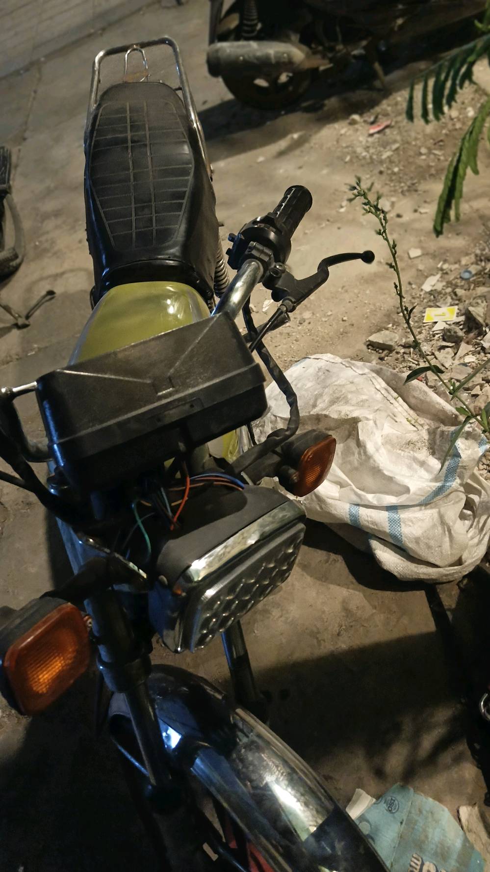 دراجة نارية مستعملة بحالة جيدة. التصميم بسيط وعملي، بالإضافة إلى انها مزيّنة بألوان جذابة. مناسبة للتنقل داخل المدينة أو لاستخدامات أخرى.
